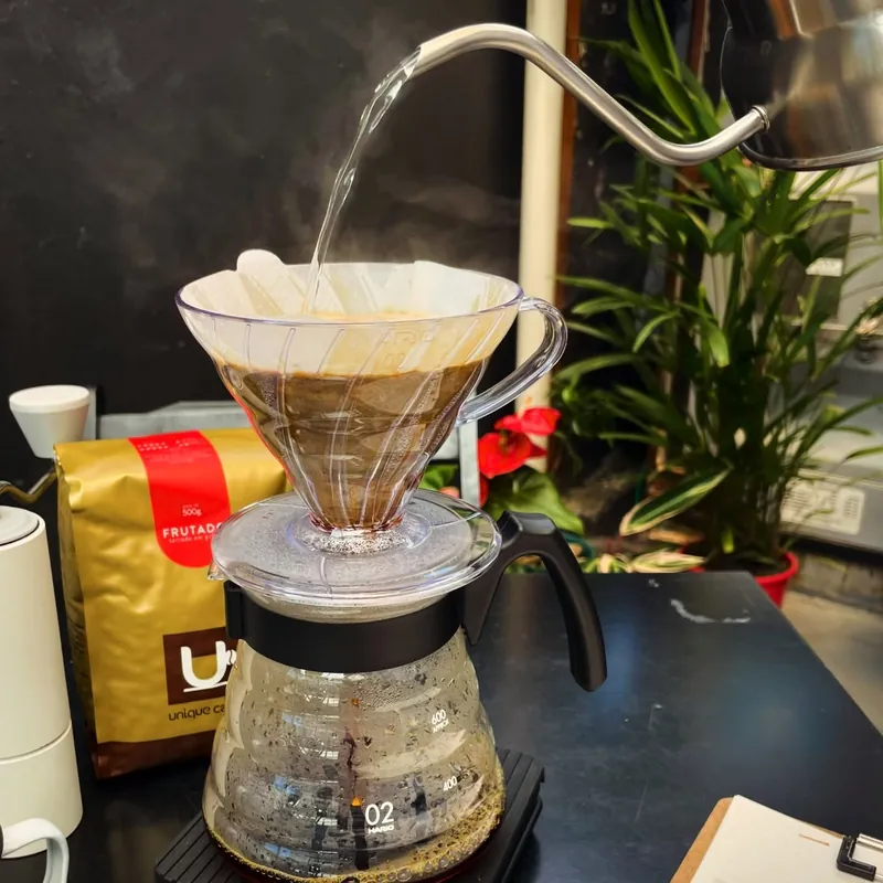 Café sendo coado no método V60