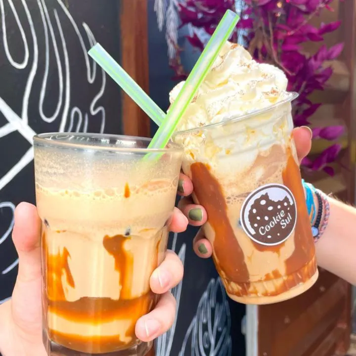 Dois cappuccinos gelados com calda de doce de leite