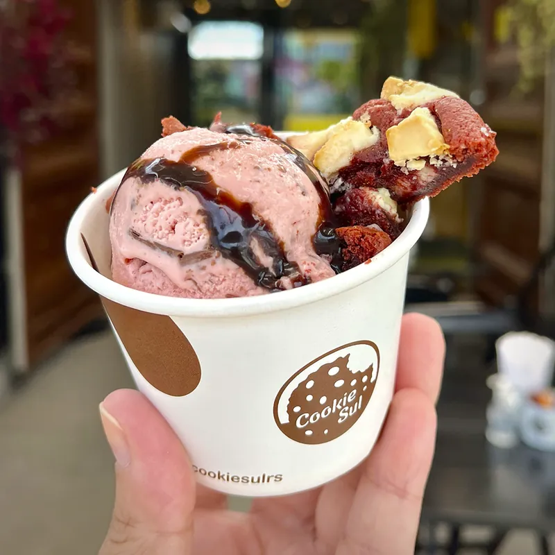Ice Cookie: cookie com sorvete e calda de chocolate